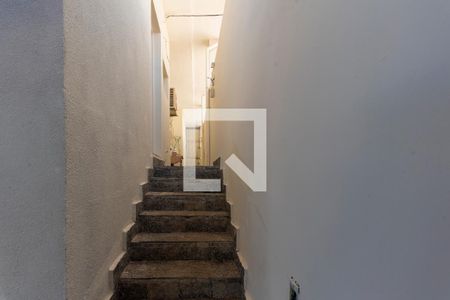 Casa à venda com 300m², 4 quartos e 5 vagas Casa à venda com 300m², 4 quartos e 5 vagasEscada e Quintal