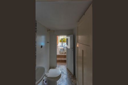 Casa à venda com 300m², 4 quartos e 5 vagas Casa à venda com 300m², 4 quartos e 5 vagasBanheiro de Serviço