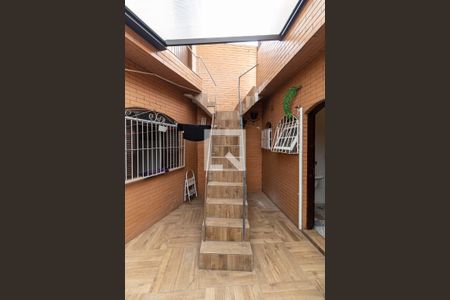 Casa à venda com 240m², 2 quartos e 2 vagasEscada