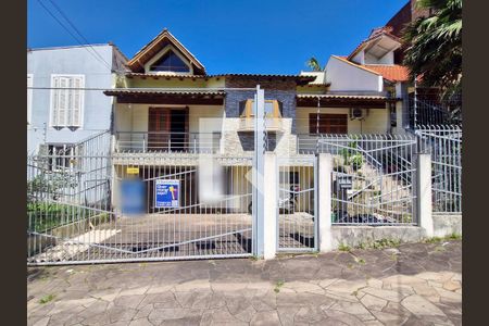 Casa à venda com 200m², 2 quartos e 2 vagas Casa à venda com 200m², 2 quartos e 2 vagasFachada