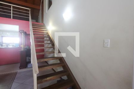 Escadas de casa para alugar com 2 quartos, 200m² em Jardim Itu, Porto Alegre