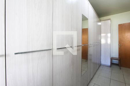 Casa à venda com 200m², 2 quartos e 2 vagas Casa à venda com 200m², 2 quartos e 2 vagasCloset