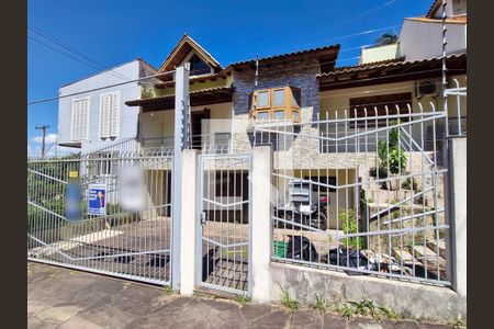 Casa à venda com 200m², 2 quartos e 2 vagas Casa à venda com 200m², 2 quartos e 2 vagasFachada