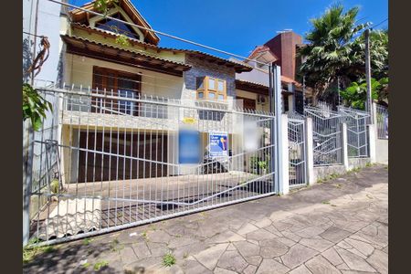 Casa à venda com 200m², 2 quartos e 2 vagas Casa à venda com 200m², 2 quartos e 2 vagasFachada