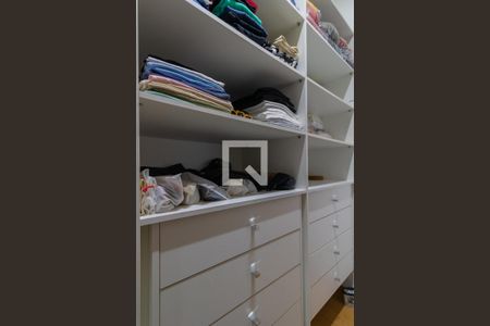 Apartamento à venda com 187m², 3 quartos e 3 vagas Apartamento à venda com 187m², 3 quartos e 3 vagasSuite (closet)