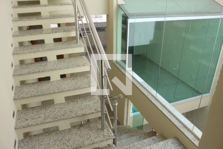 Casa à venda com 205m², 6 quartos e 4 vagasEscada