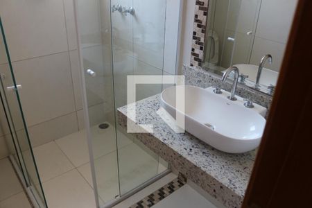 Casa à venda com 205m², 6 quartos e 4 vagasBanheiro da Suíte 2