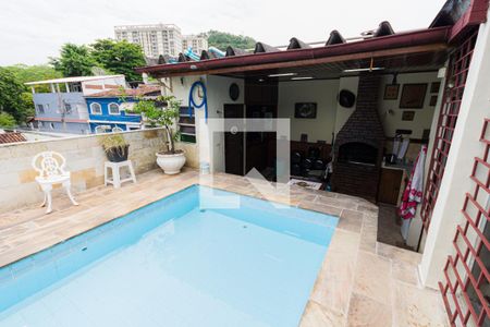 Casa de condomínio à venda com 210m², 3 quartos e 1 vagaPiscina