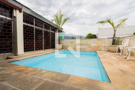 Casa de condomínio à venda com 210m², 3 quartos e 1 vagaPiscina