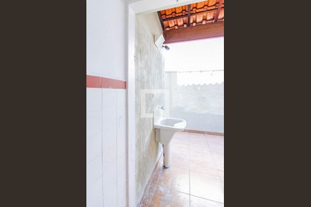 Casa à venda com 155m², 3 quartos e 2 vagasChuveiro do Banheiro de Serviço