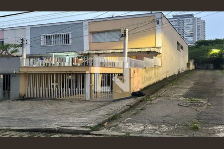 Fachada de casa à venda com 2 quartos, 121m² em Caxingui, São Paulo