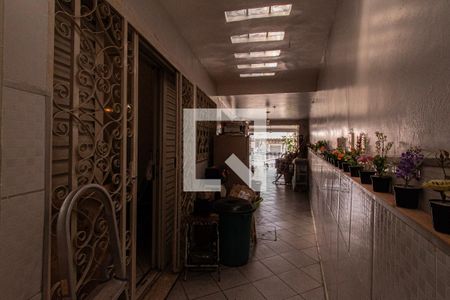 Casa para alugar com 330m², 4 quartos e 2 vagasCorredor lateral casa