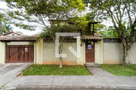 Fachada de casa à venda com 3 quartos, 360m² em Itaipu, Niterói