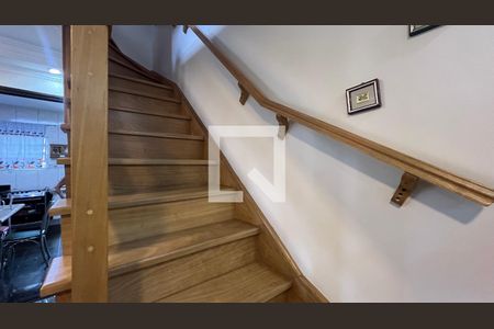 Casa à venda com 150m², 3 quartos e 2 vagas Casa à venda com 150m², 3 quartos e 2 vagasEscada