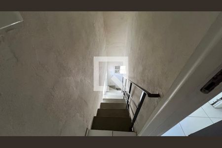 Casa à venda com 150m², 3 quartos e 2 vagas Casa à venda com 150m², 3 quartos e 2 vagasEscada