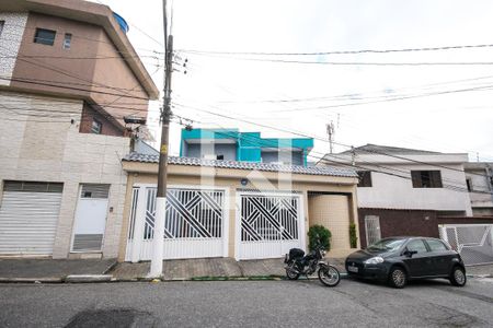 Casa à venda com 230m², 4 quartos e 2 vagas Casa à venda com 230m², 4 quartos e 2 vagasFachada