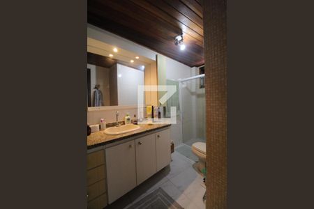 Casa de condomínio à venda com 336m², 3 quartos e 8 vagasBanheiro Social