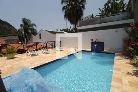 Casa de condomínio à venda com 336m², 3 quartos e 8 vagasPiscina