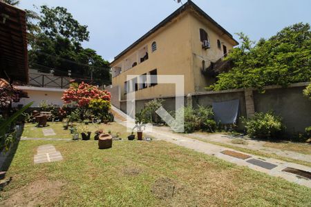 Casa de condomínio à venda com 336m², 3 quartos e 8 vagasQuintal