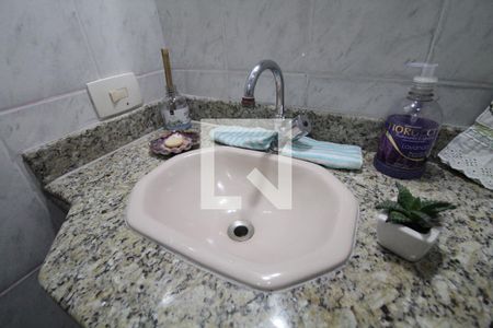 Casa de condomínio à venda com 336m², 3 quartos e 8 vagasLavabo