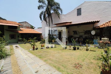 Casa de condomínio à venda com 336m², 3 quartos e 8 vagasQuintal