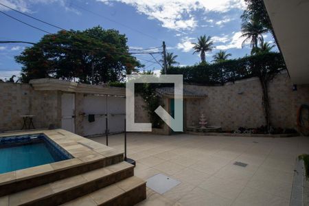 Casa de condomínio à venda com 358m², 4 quartos e 1 vaga Casa de condomínio à venda com 358m², 4 quartos e 1 vagaQuintal