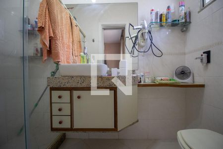 Casa de condomínio à venda com 358m², 4 quartos e 1 vaga Casa de condomínio à venda com 358m², 4 quartos e 1 vagaBanheiro da Suíte 1