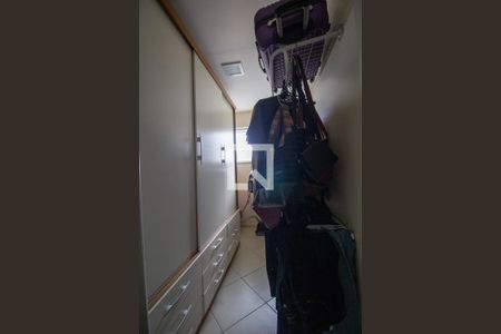 Casa de condomínio à venda com 358m², 4 quartos e 1 vaga Casa de condomínio à venda com 358m², 4 quartos e 1 vagaCloset da Suíte 3