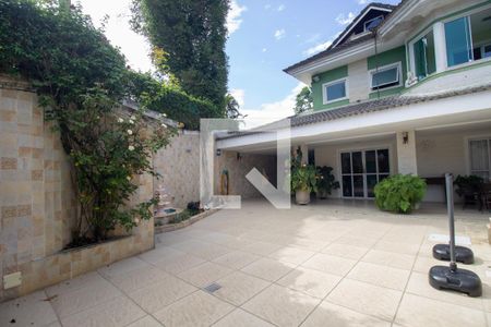 Casa de condomínio à venda com 358m², 4 quartos e 1 vaga Casa de condomínio à venda com 358m², 4 quartos e 1 vagaQuintal