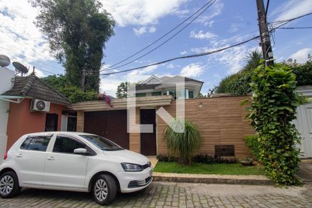 Casa de condomínio à venda com 358m², 4 quartos e 1 vaga Casa de condomínio à venda com 358m², 4 quartos e 1 vagaFachada da Casa