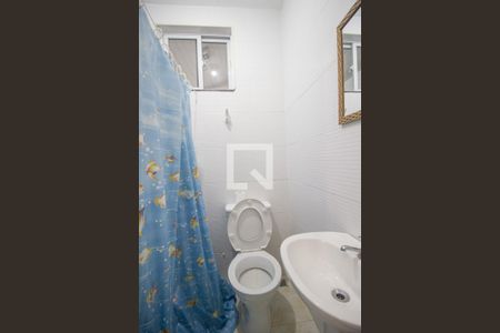 Casa de condomínio à venda com 358m², 4 quartos e 1 vaga Casa de condomínio à venda com 358m², 4 quartos e 1 vagaBanheiro de Serviço