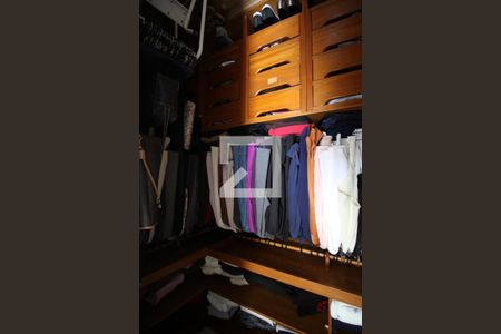 Apartamento à venda com 221m², 4 quartos e 6 vagasCloset