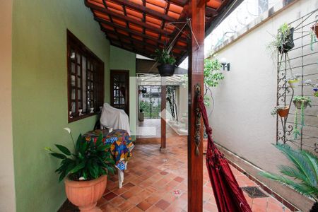 Casa à venda com 420m², 3 quartos e 4 vagas Casa à venda com 420m², 3 quartos e 4 vagasArea Externa