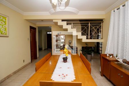 Casa à venda com 420m², 3 quartos e 4 vagas Casa à venda com 420m², 3 quartos e 4 vagasSala de Jantar