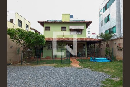 Casa à venda com 420m², 3 quartos e 4 vagas Casa à venda com 420m², 3 quartos e 4 vagasFachada Fundo