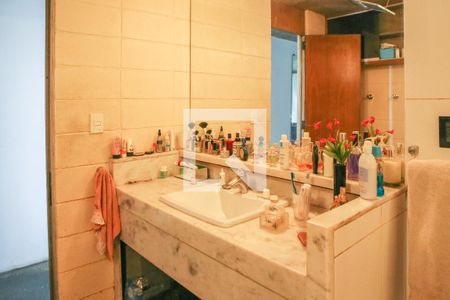 Casa à venda com 430m², 4 quartos e 4 vagas Casa à venda com 430m², 4 quartos e 4 vagasBanheiro da Suíte 1