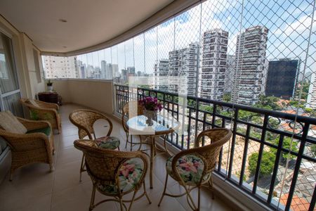Apartamento à venda com 170m², 4 quartos e 3 vagas Apartamento à venda com 170m², 4 quartos e 3 vagasTerraço
