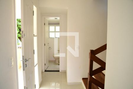 Casa de condomínio para alugar com 200m², 3 quartos e 3 vagasSala