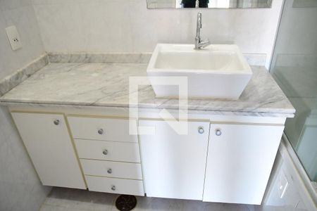 Casa de condomínio para alugar com 200m², 3 quartos e 3 vagasBanheiro da Suíte