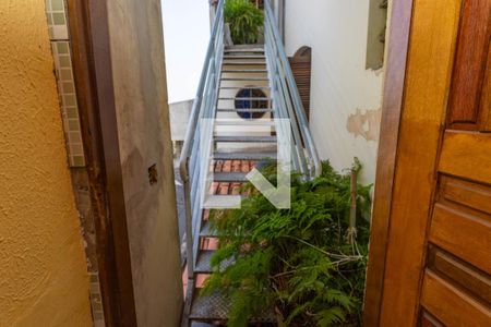 Casa à venda com 350m², 4 quartos e 2 vagas Casa à venda com 350m², 4 quartos e 2 vagasEscada