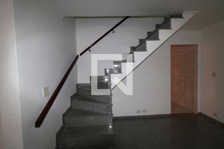 Escada de casa para alugar com 4 quartos, 140m² em Parque Vitoria, São Paulo