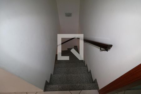 Escada de casa para alugar com 4 quartos, 140m² em Parque Vitoria, São Paulo