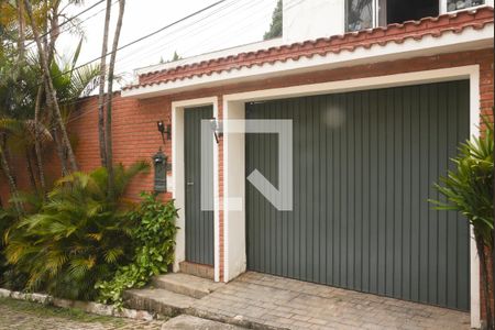 Casa à venda com 401m², 4 quartos e 3 vagas Casa à venda com 401m², 4 quartos e 3 vagasFrente