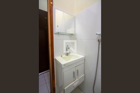 Banheiro de kitnet/studio para alugar com 1 quarto, 21m² em Centro, Niterói