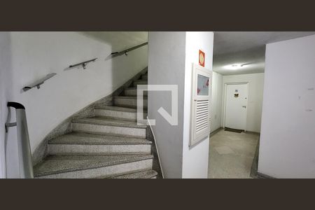 Apartamento para alugar com 56m², 1 quarto e 1 vaga Apartamento para alugar com 56m², 1 quarto e 1 vagaEscada