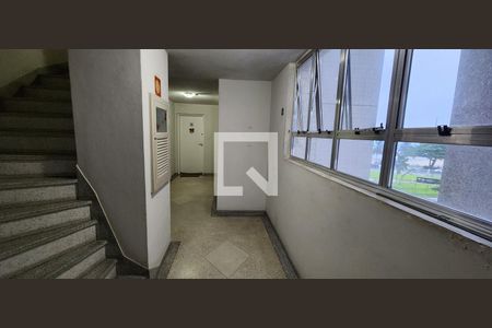 Apartamento para alugar com 56m², 1 quarto e 1 vaga Apartamento para alugar com 56m², 1 quarto e 1 vagaEscada