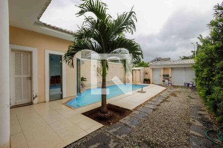 Casa de condomínio à venda com 300m², 5 quartos e 4 vagas Casa de condomínio à venda com 300m², 5 quartos e 4 vagasQuintal