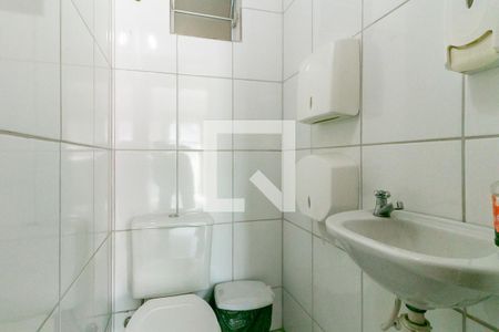 Banheiro de kitnet/studio para alugar com 1 quarto, 14m² em Cidade Industrial, Belo Horizonte