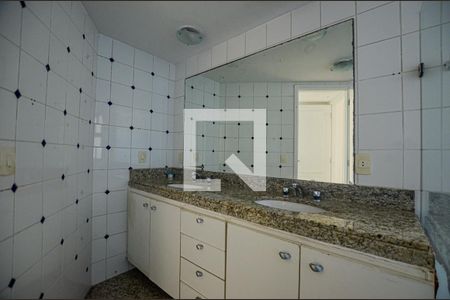 Apartamento à venda com 218m², 4 quartos e 3 vagas Apartamento à venda com 218m², 4 quartos e 3 vagasBanheiro da Suíte