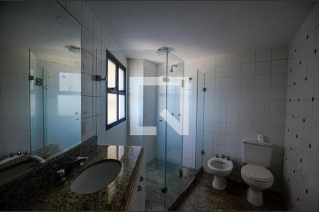 Apartamento à venda com 218m², 4 quartos e 3 vagas Apartamento à venda com 218m², 4 quartos e 3 vagasBanheiro da Suíte